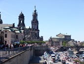 Die Brühlsche Terrasse, hier mit Blick zur Hofkirche und der <br> Semperoper, ist 500 m lang und liegt an der Elbe <br> zwischen der Augustus- und der Carolabrücke